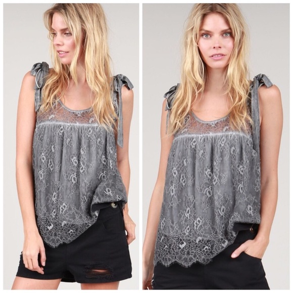 POL Tops - Beautiful lace tank with bow detail